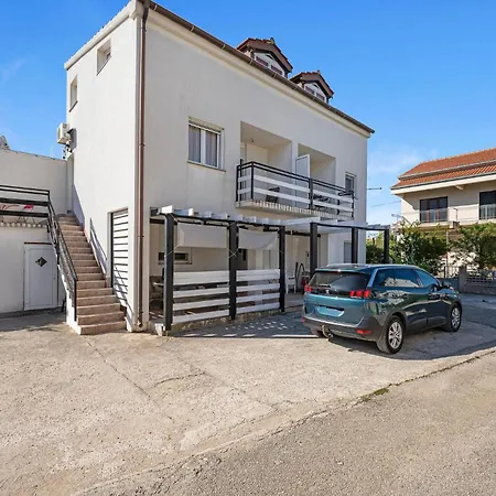 One Bedroom Cozy In Apartment *